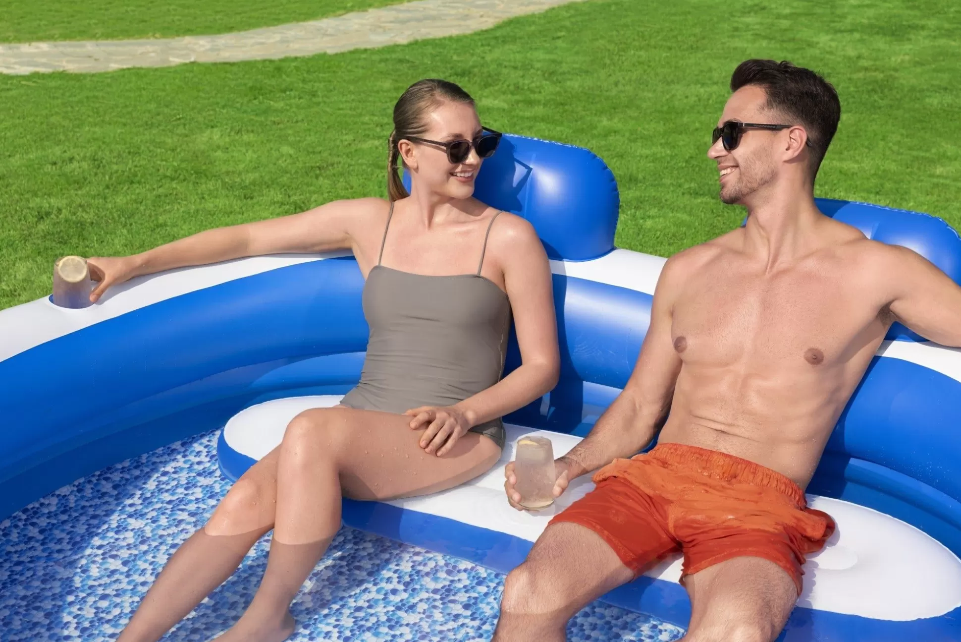 Bestway H2Ogo! Splash Paradise 7'7 X 7'2 X 31 Inflatable Family Pool Store